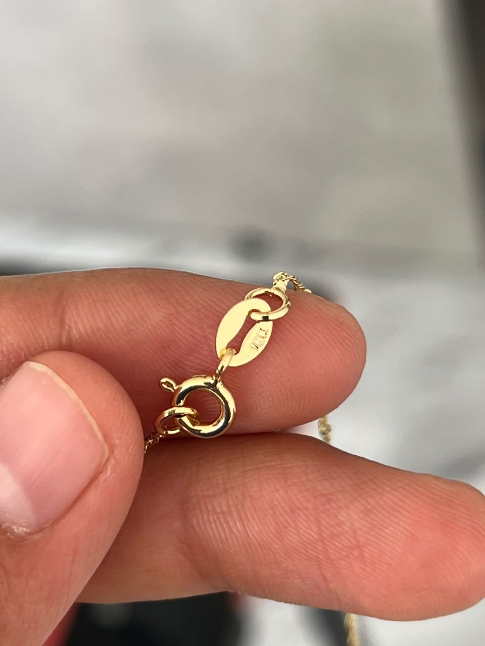 Broche de la cadena con la contramarca 18k