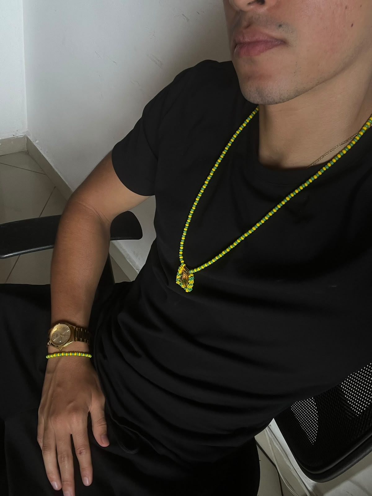 Collar de San Judas Tadeo puesto
