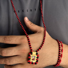Collar del Santo Niño de Atocha puesto