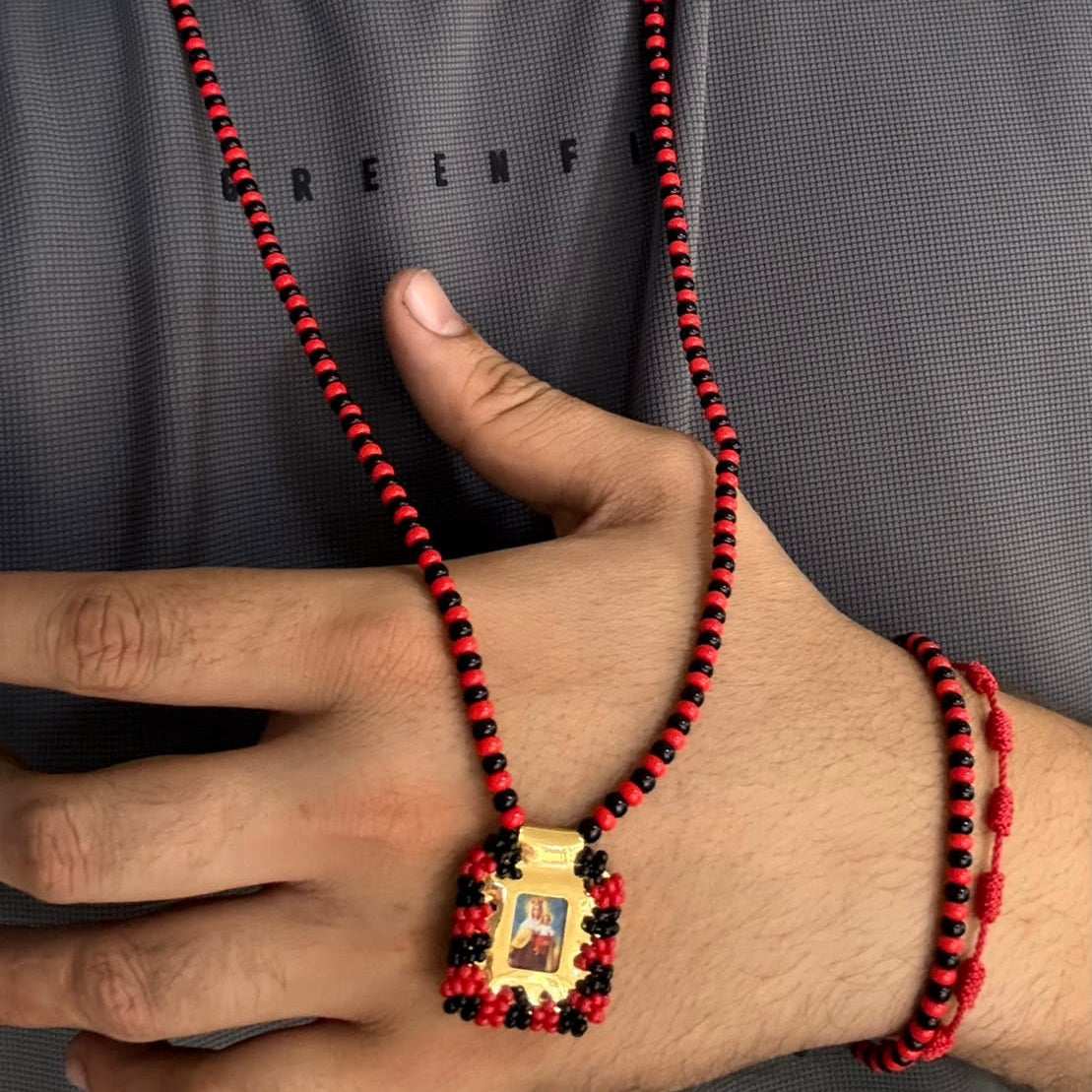 Collar Santo Niño de Atocha puesto