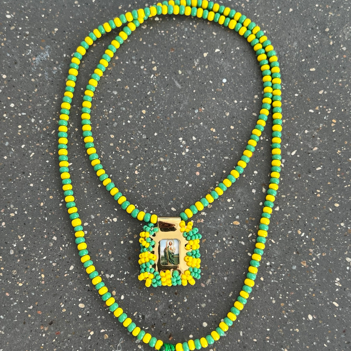 Collar San Judas Tadeo puesto