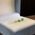 Topos de esmeralda natural en bruto en oro laminado 18k, dentro de su estuche