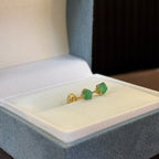 Topos de esmeralda natural en bruto en oro laminado 18k, dentro de su estuche