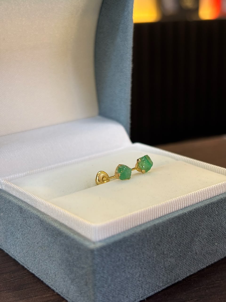 Topos de esmeralda natural en bruto en oro laminado 18k, dentro de su estuche