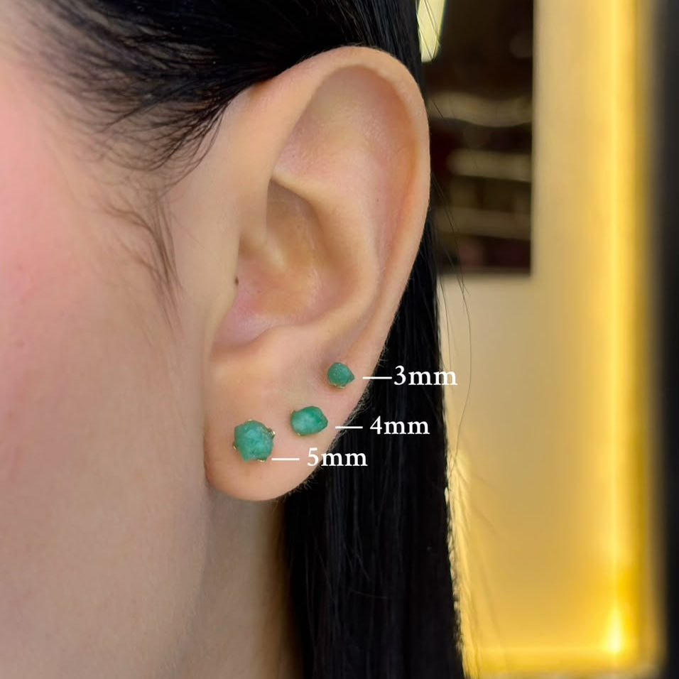 Topos de esmeralda en bruto puestos en la oreja: 3 mm, 4 mm y 5 mm