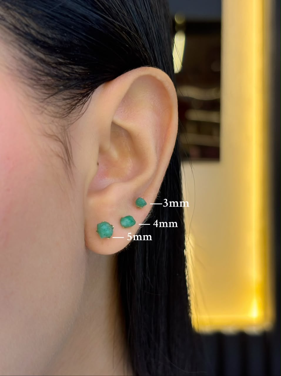 Topos de esmeralda en bruto puestos en la oreja: 3 mm, 4 mm y 5 mm